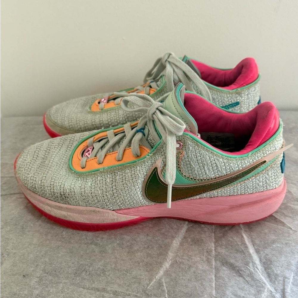 Nike LeBron James 20 XX Time Machine Sneaker Size 10.5 DJ5423-300 - Picture 2 of 9